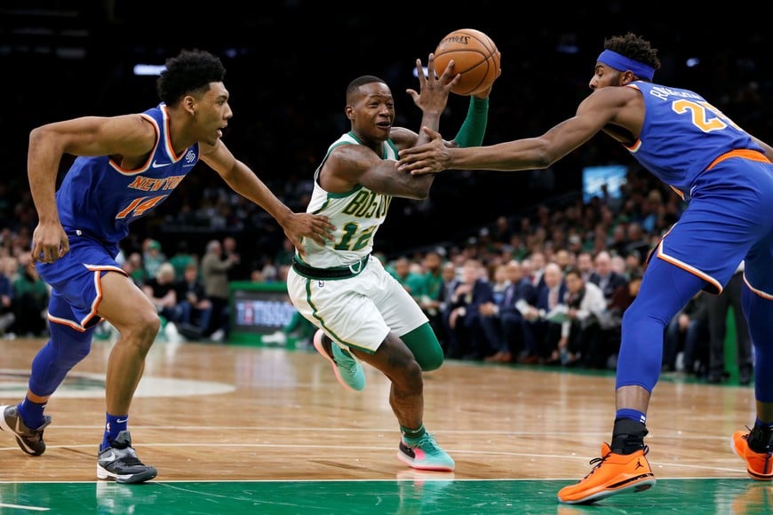 Dec 6, 2018; Boston, MA, USA; Boston Celtics guard Terry Rozier (12) is guarded by New York Knicks guard Allonzo Trier (14) and center Mitchell Robinson (26) during the second half at TD Garden. Mandatory Credit: Greg M. Cooper-USA TODAY Sports eeuu campeonato torneo liga nba n.b.a basquet basquetbolistas partido