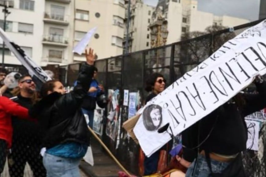Los disturbios comenzaron pasadas las 15:30, cuando un grupo de manifestantes vandalizó instalaciones.