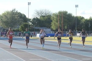 Los velocistas en plena aceleración durante una de las series sobre la pista del CARD Pedro Candioti en el inicio del Sudamericano U23. Foto: Manuel Fabatía