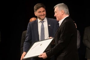 Jorge Boasso recibió una distinción durante una reunión interministerial. Foto: Manuel Fabatia