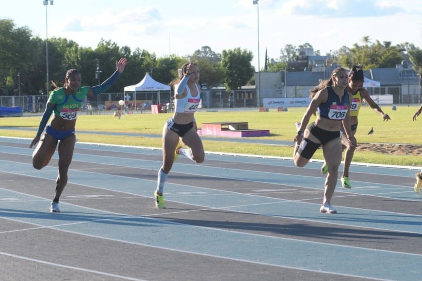 La representante de Venezuela, Glanyernis Guerra Castillo, en el tramo final de la prueba de 100 metros llanos que la consagró en la pista del CARD.