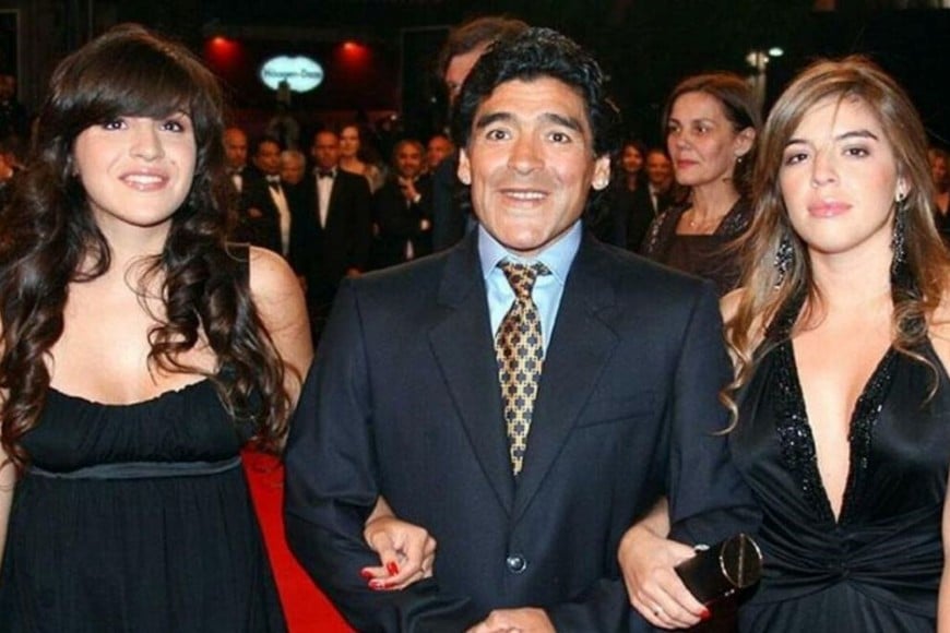 Diego Maradona junto a sus hijas Gianinna y Dalma
