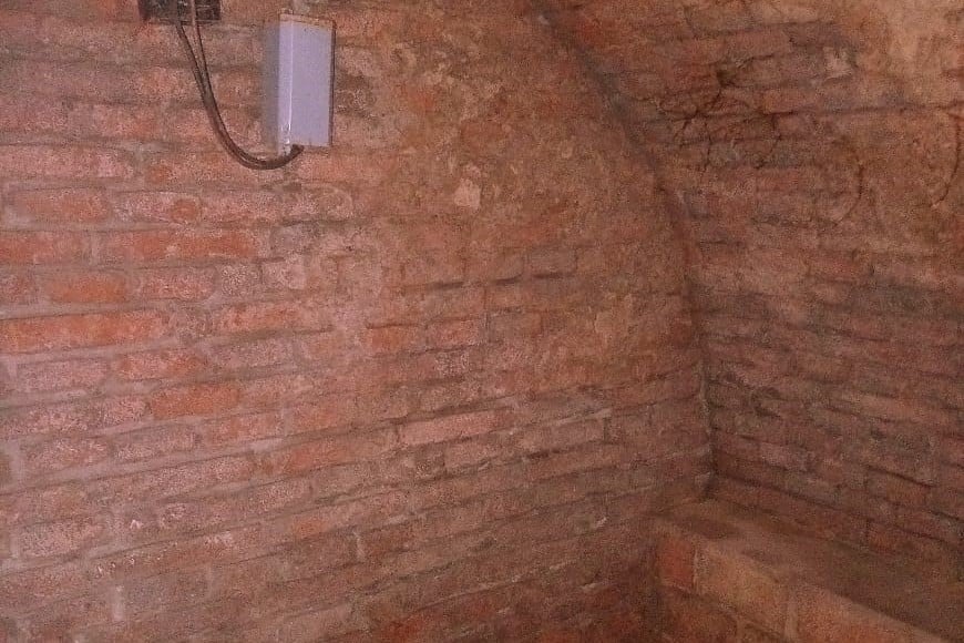 Imagen del interior del pozo de la letrina.