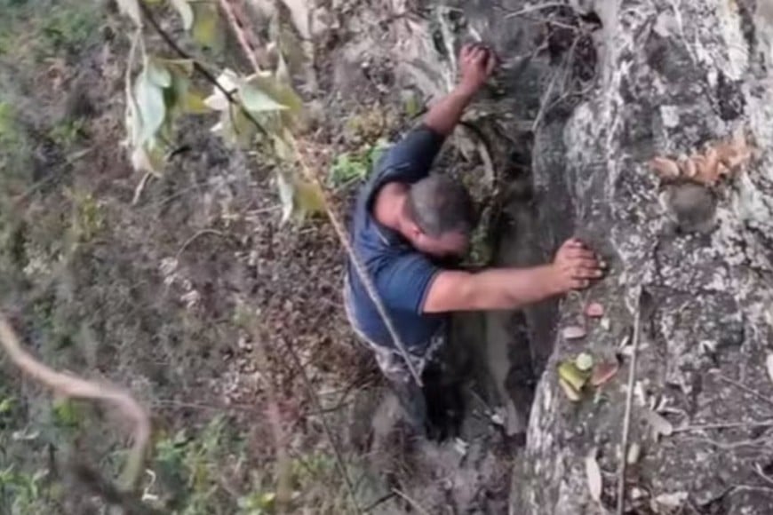El turista quedó atrapado en una cornisa a más de 70 metros de altura.