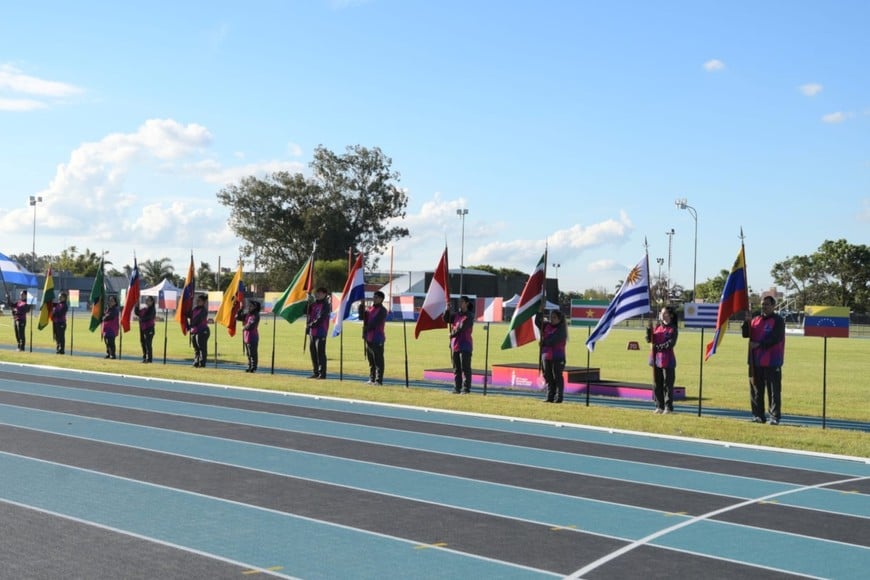 Las banderas de los países participantes le dieron marco al acto central de apertura de la 12.ª edición del Campeonato Sudamericano U23.