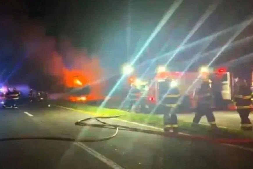 Efectivos de Bomberos Voluntarios de Zárate sofocaron las llamas y asistieron en las tareas de rescate tras la colisión entre los transportes de carga.