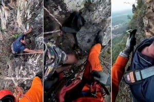 Los bomberos utilizaron cuerdas y arneses para rescatarlo.