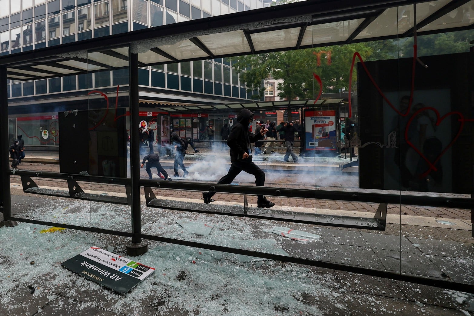 Destrozos y vandalismo en la vía pública de Estrasburgo .