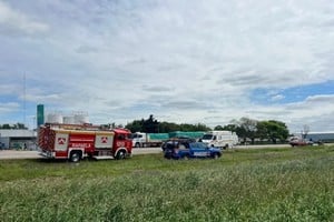Efectivos de la Dirección General de Bomberos Zapadores y personal policial desplegaron un operativo de emergencia sobre la banquina de la Ruta 34, a la altura del kilómetro 242.