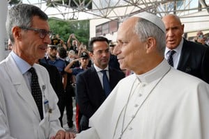 El papa León XIV saluda al cirujano Stefano Margaritora, tras abandonar el hospital Gemelli de Roma (Vatican Media/Simone Risoluti/­Handout via REUTERS)