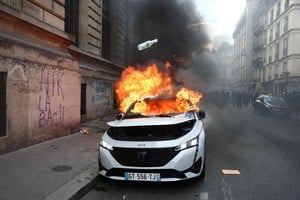 View of a burning car amid clashes between protesters and the French police during a demonstration in Paris as part of nationwide protests against the cost of living and rising fuel prices called by the "Yellow Vests" movement, joined by French high school and university students, teachers and parents demanding better school conditions and government action, as well as labour unions, workers, farmers and retirees, France, October 17, 2026. REUTERS/Abdul Saboor