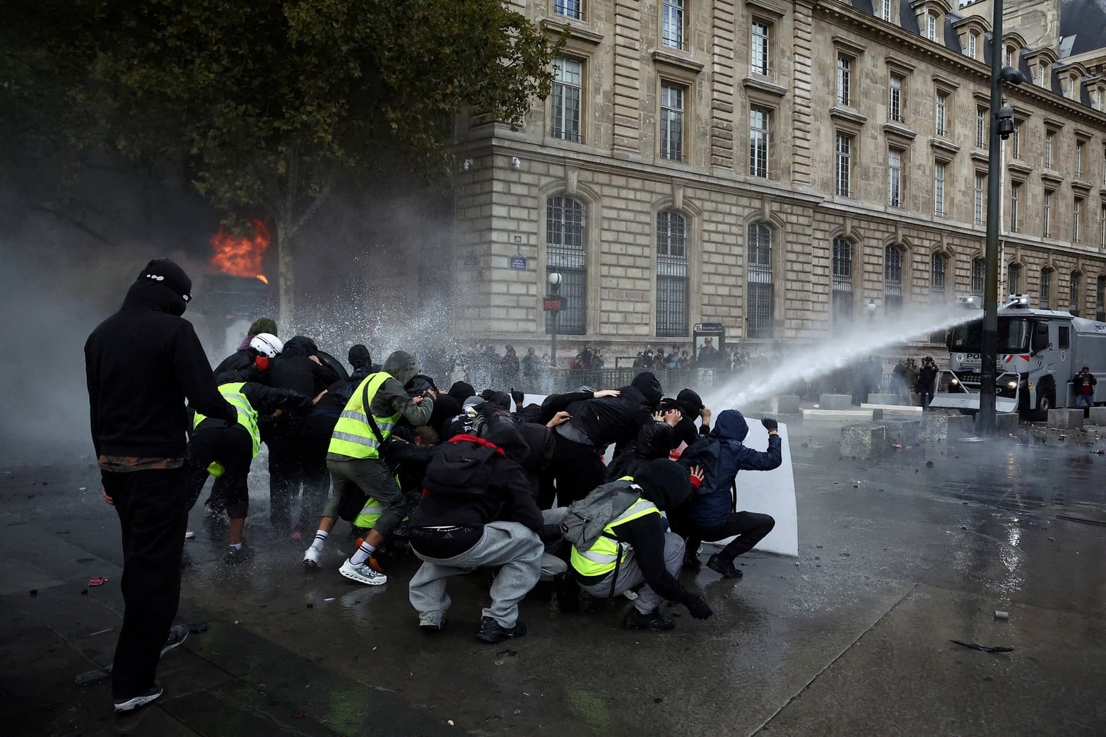 Carros hidrantes contra los manifestantes.