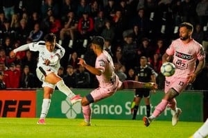Desenfundó Lago para un golazo. No alcanzó. Fue empate en Santa Fe. Foto: Fernando Nicola.