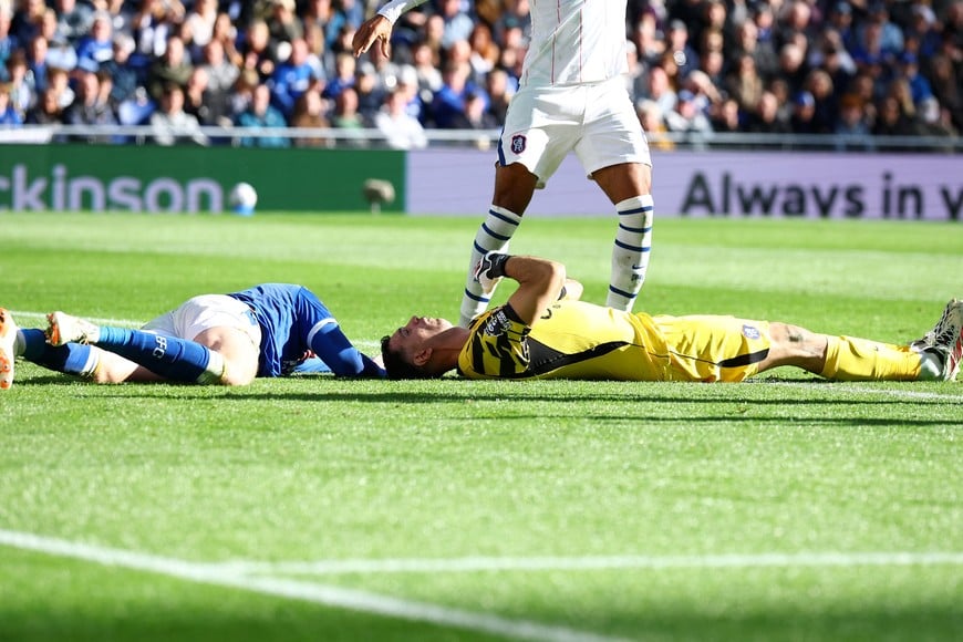 Soccer Football - Premier League - Everton v Chelsea - Hill Dickinson Stadium, Liverpool, Britain - October 17, 2026
Chelsea's Emiliano Martinez and Everton's Jarrad Branthwaite on the ground after sustaining injuries REUTERS/Phil Noble EDITORIAL USE ONLY. NO USE WITH UNAUTHORIZED AUDIO, VIDEO, DATA, FIXTURE LISTS, CLUB/LEAGUE LOGOS OR 'LIVE' SERVICES. ONLINE IN-MATCH USE LIMITED TO 120 IMAGES, NO VIDEO EMULATION. NO USE IN BETTING, GAMES OR SINGLE CLUB/LEAGUE/PLAYER PUBLICATIONS. PLEASE CONTACT YOUR ACCOUNT REPRESENTATIVE FOR FURTHER DETAILS..