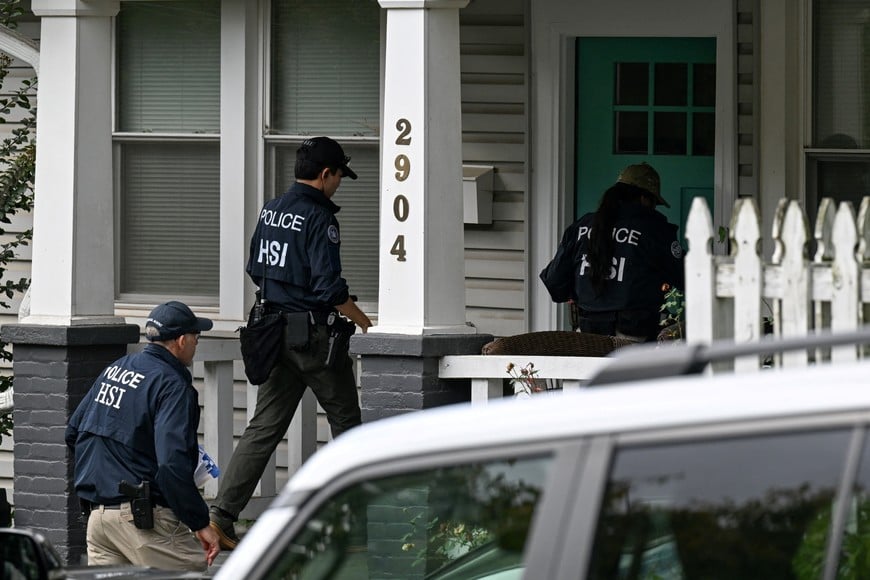 Agents of the Homeland Security Investigations (HSI) work at the entrance of the residence of US Rep. Ilhan Omar (D-MN), after US authorities conducted a raid as part of an ongoing investigation by the Justice Department, in Washington, DC, US, October 12, 2026. REUTERS/Annabelle Gordon