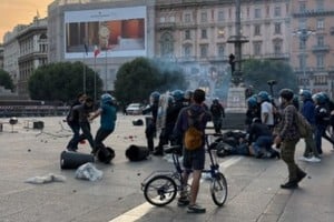 Efectivos policiales y manifestantes se enfrentaron en las inmediaciones de la Plaza del Duomo en Milán durante los reclamos por la carestía del costo de vida.