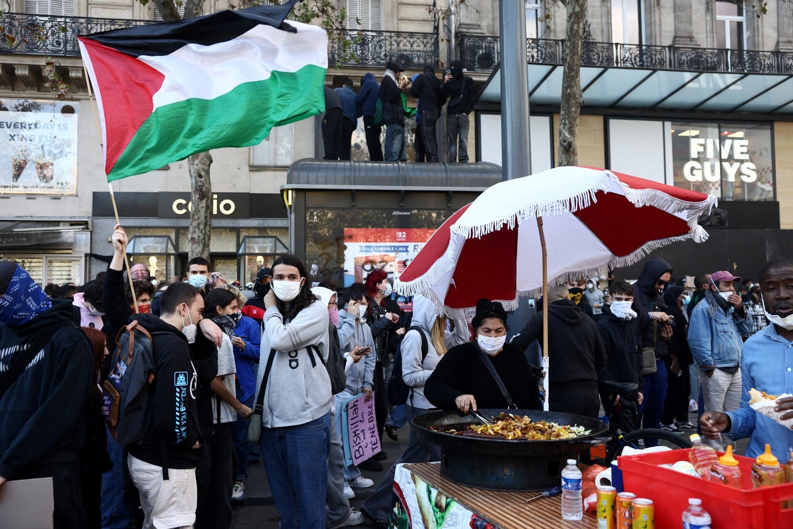 Banderas de Palestina en medio de las fuertes protestas.