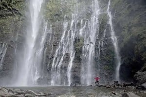El hombre había dejado su celular grabando mientras intentaba cruzar una gran roca.