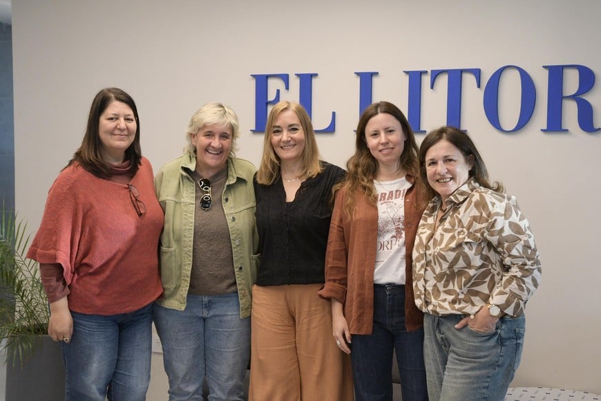 Verónica Maggio, Claudia Benavídez, Mariana Farías Almeida, Claudia Maino y Adriana Ávalos. Foto: Manuel Fabatía
