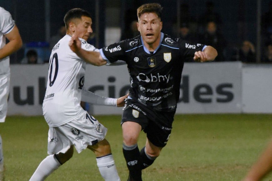 Una acción del disputado encuentro entre Atlético de Rafaela y Quilmes en el Estadio Monumental por la Primera Nacional.