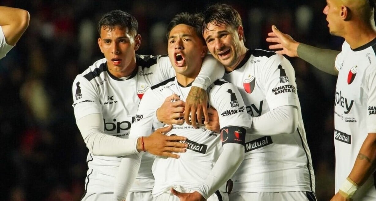 El 10 festeja su golazo.