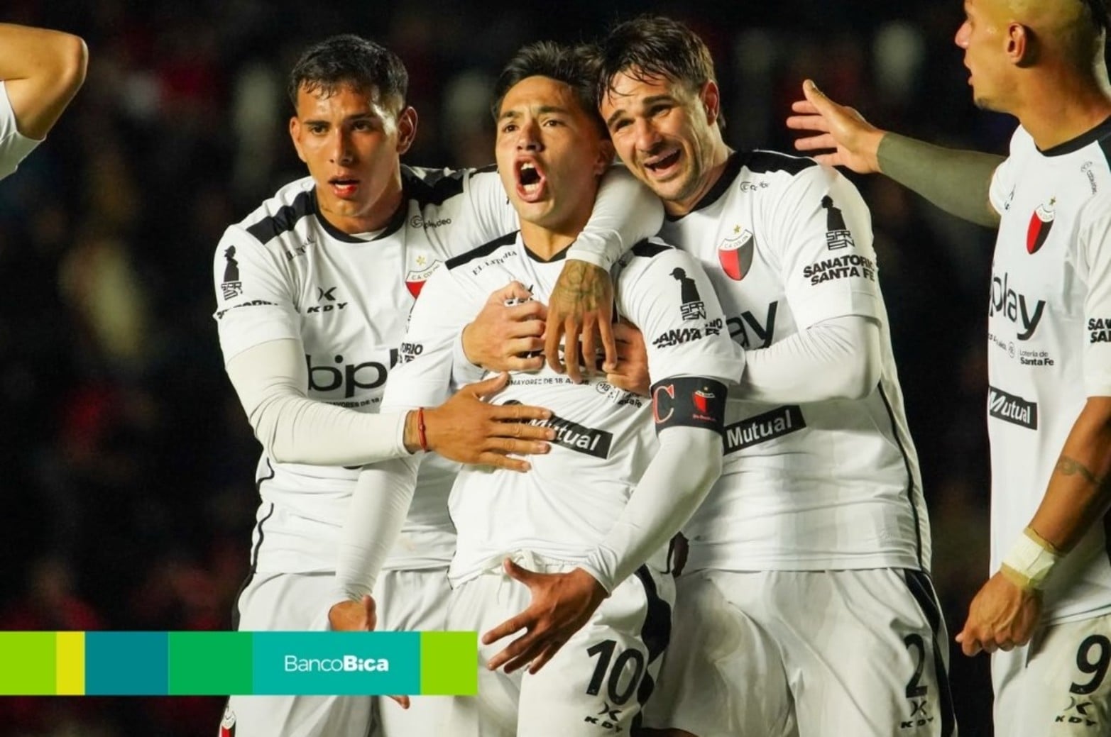 El 10 festeja su golazo.
