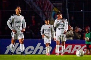 Lago se lamenta. Hizo un golazo que no alcanzó para dejar los tres puntos en Santa Fe. Foto: Fernando Nicola