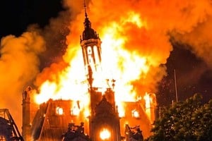 Las llamas no perdonaron al ayuntamiento.