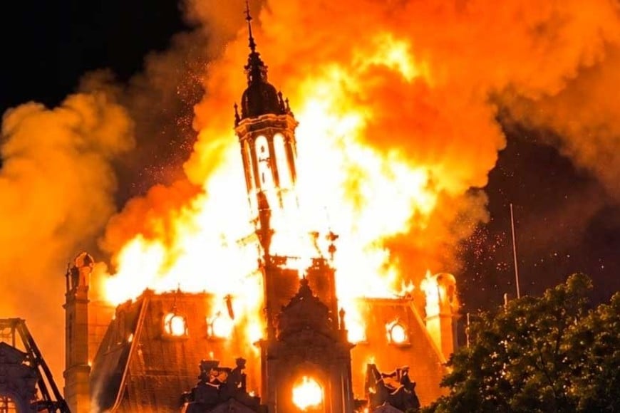 Las llamas no perdonaron al ayuntamiento.