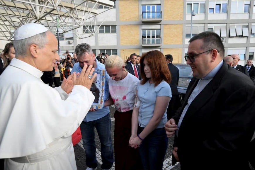 Varios fieles acompañaron al papa León XIV tras salir del hospital Gemelli a cuatro días de la operación de pulmón (Vatican Media/Simone Risoluti/Handout via REUTERS)
