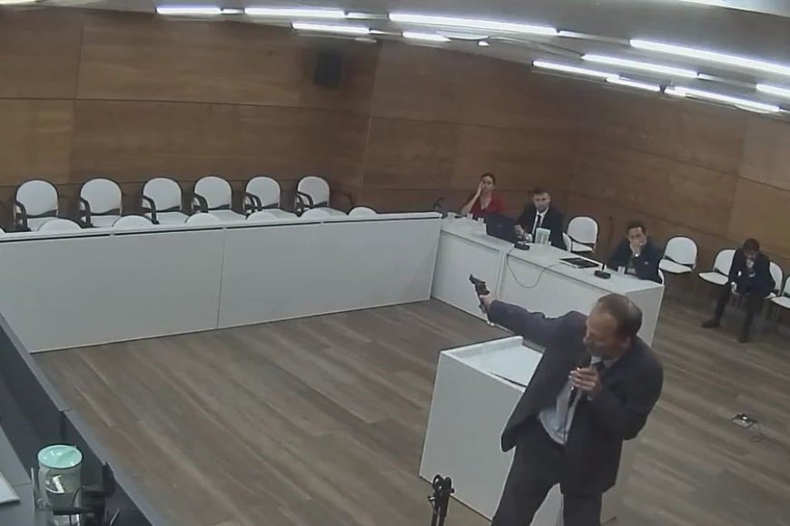 El abogado defensor Martín Risso Patrón graficó durante la audiencia el momento en que Cárdenas fue herido.