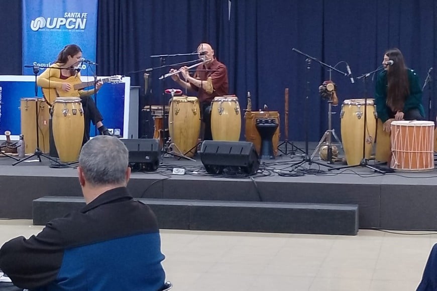 La música y el baile, presentes. En las peñas nocturnas hubo micrófono libre para más lecturas, milonga y números musicales de calidad. Aquí, Tamborivoz.