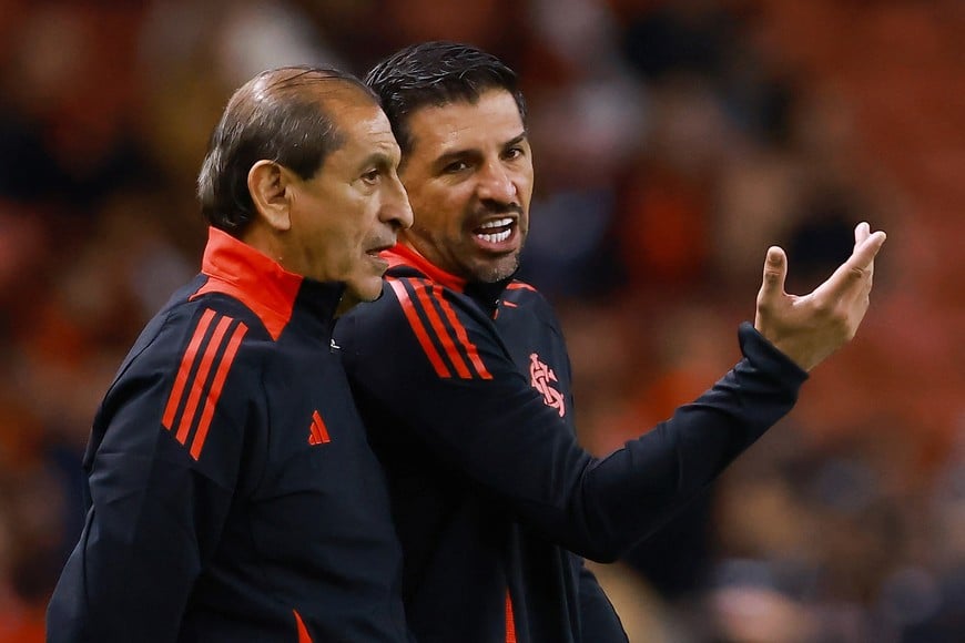 Soccer Football - Brasileiro Championship - Internacional v Corinthians - Estadio Beira-Rio, Porto Alegre, Brazil - October 1, 2025
Internacional coach Ramon Diaz and Emiliano Diaz REUTERS/Diego Vara