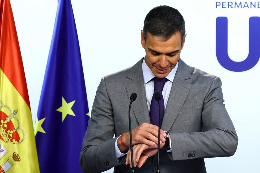 Spanish Prime Minister Pedro Sanchez attends a press conference at a European Union leaders' summit in Brussels, Belgium, October 16, 2026. REUTERS/Yves Herman