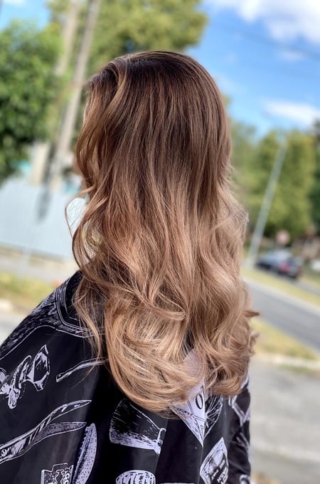 Secar el pelo sin frotarlo con la toalla ayuda a reducir el frizz.