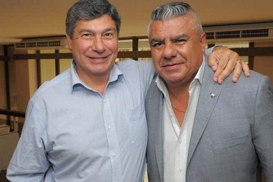 Raed abrazado a Chiqui Tapia, el presidente de la Afa