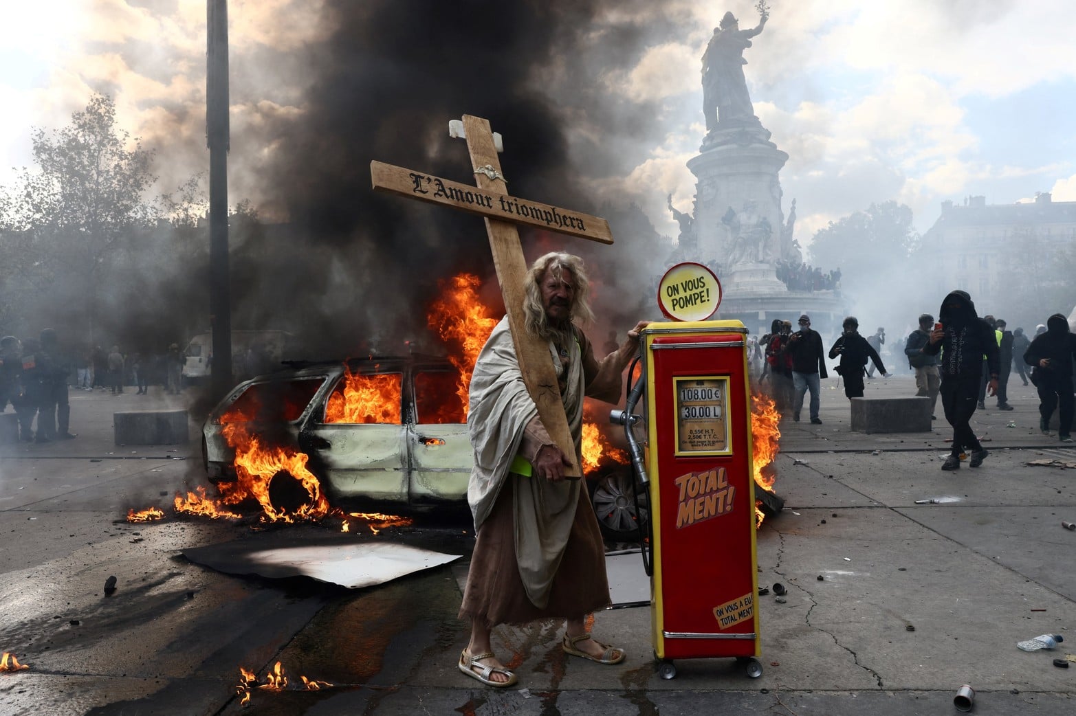 Rara escena en medio de las protestas en París.