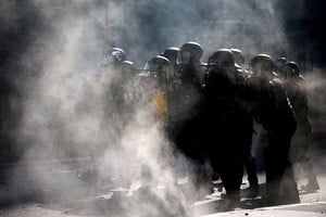 Agentes de policía se cubren tras sus escudos durante una manifestación en el marco de las protestas nacionales convocadas por el movimiento de los "Chalecos Amarillos" contra el costo de la vida y el aumento del precio del combustible. REUTERS/Stephane Mahe