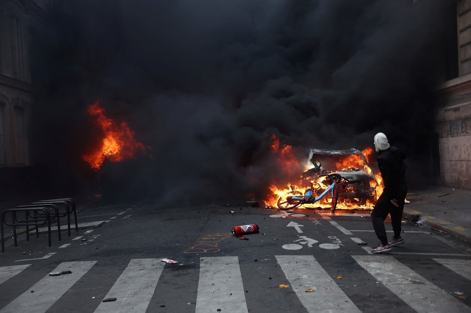Fuego y humo negro en las calles parisinas. 