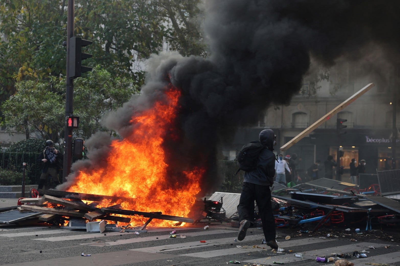 Paris vuelve a ser escenario de caos y manifestaciones.