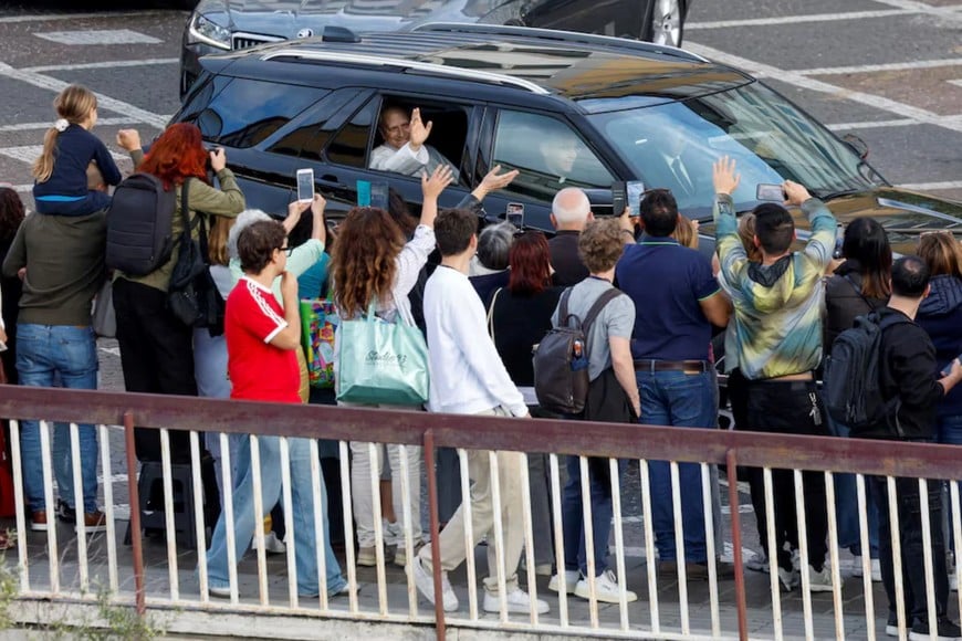 León XIV saluda a la gente que esperaba su salida en la puerta del hospital (REUTERS/Remo Casilli)