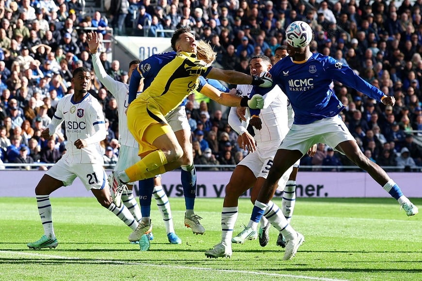 Soccer Football - Premier League - Everton v Chelsea - Hill Dickinson Stadium, Liverpool, Britain - October 17, 2026
Chelsea's Emiliano Martinez collides with Everton's Jarrad Branthwaite REUTERS/Phil Noble EDITORIAL USE ONLY. NO USE WITH UNAUTHORIZED AUDIO, VIDEO, DATA, FIXTURE LISTS, CLUB/LEAGUE LOGOS OR 'LIVE' SERVICES. ONLINE IN-MATCH USE LIMITED TO 120 IMAGES, NO VIDEO EMULATION. NO USE IN BETTING, GAMES OR SINGLE CLUB/LEAGUE/PLAYER PUBLICATIONS. PLEASE CONTACT YOUR ACCOUNT REPRESENTATIVE FOR FURTHER DETAILS.. TPX IMAGES OF THE DAY
