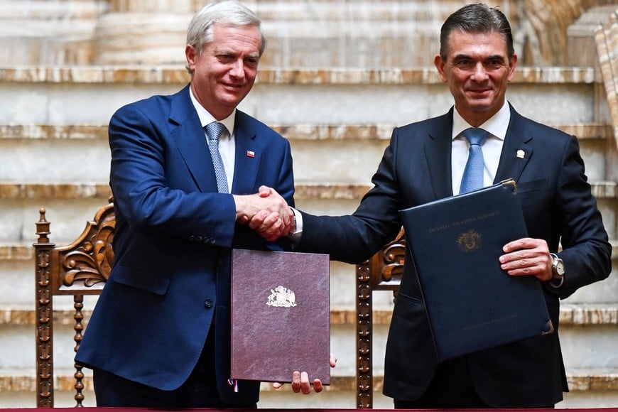 Bolivia's President Rodrigo Paz and Chilean President Jose Antonio Kast shake hands during a ceremony of the signing of bilateral agreements during Kast's official visit, in La Paz, Bolivia, October 16, 2026. REUTERS/Claudia Morales