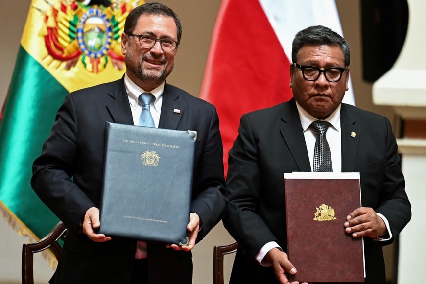 Minister of Foreign Affairs of Chile Francisco Perez Mackenna and Minister of Foreign Affairs of Bolivia Hector Huanca attend a ceremony of the signing of bilateral agreements during Kast's official visit, in La Paz, Bolivia, October 16, 2026. REUTERS/Claudia Morales