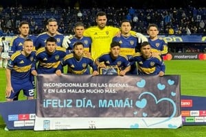 El equipo de Boca posa en La Bombonera antes de lograr una victoria clave para acomodarse en la cima de las posiciones.