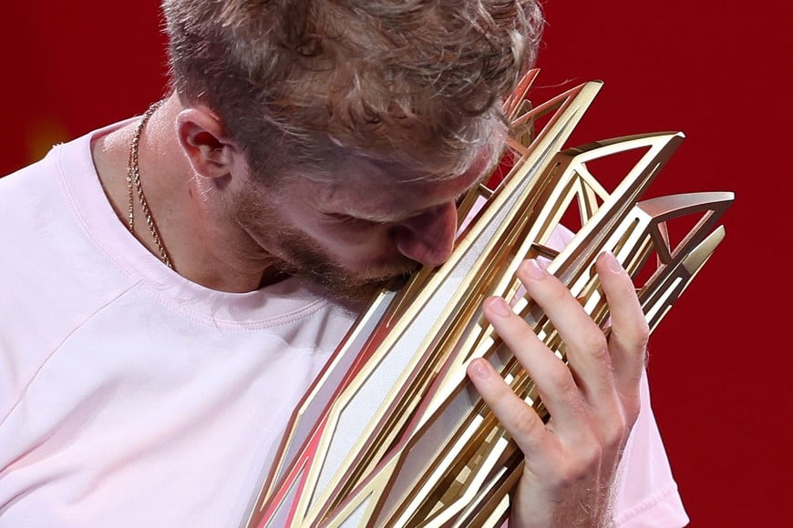 Tennis - ATP Masters 1000 - Shanghai Masters - Qizhong Forest Sports City Arena, Shanghai, China - October 18, 2026
Spain's Alejandro Davidovich Fokina celebrates with the trophy after winning his final match against Spain's Rafael Jodar REUTERS/Tyrone Siu