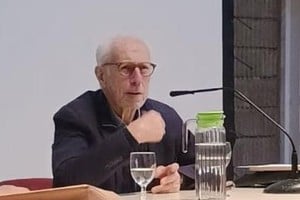 Rafael Felipe Oteriño, poeta, ensayista y presidente de la Academia Argentina de Letras. Su paso por Santa Fe no pasó inadvertido: brindó una conferencia brillante, leyó poesía y recibió homenajes.