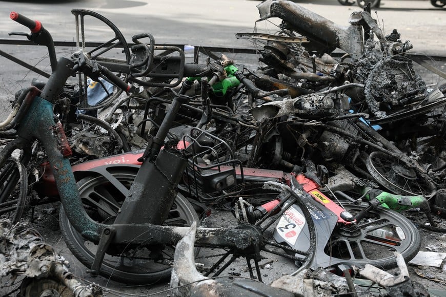 A pile of destroyed vehicles, the day after clashes during a national day of demonstrations against the cost of living and rising fuel prices, in Paris, France, October 18, 2026. REUTERS/Stephanie Lecocq