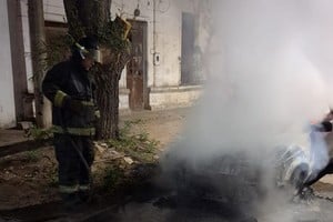 Bomberos trabajaron en la extinción del siniestro. Foto: Gentileza