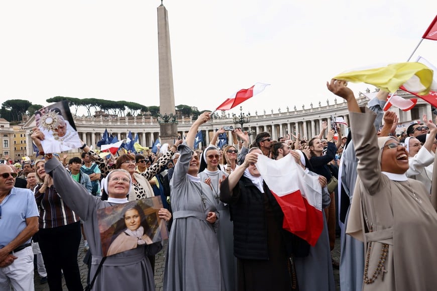 Faithful cheer in St. Peter's Square as Pope Leo leads the Angelus prayer from a window of the Apostolic Palace, following his discharge from hospital after surgery for lung cancer, at the Vatican, October 18, 2026. REUTERS/Matteo Minnella